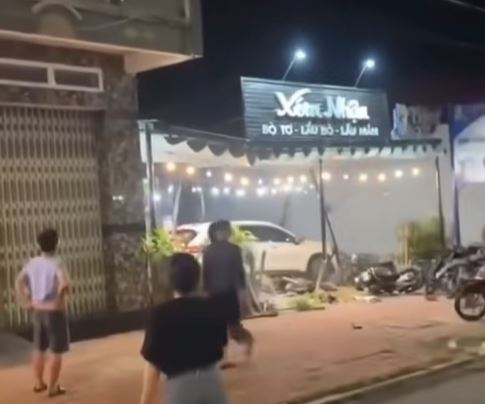 Clip cố tình lái xe ô tô đâm vào quán nhậu khiến 1 người tử vong, Lao ô tô vào quán nhậu 2 người thương vong, Clip tin tức, Tin tức nóng 24h trong ngày, BẢN TIN NÓNG HÀNG NGÀY, Clip TIN NÓNG hôm nay, ĐIỂM TIN NÓNG HÔM NAY