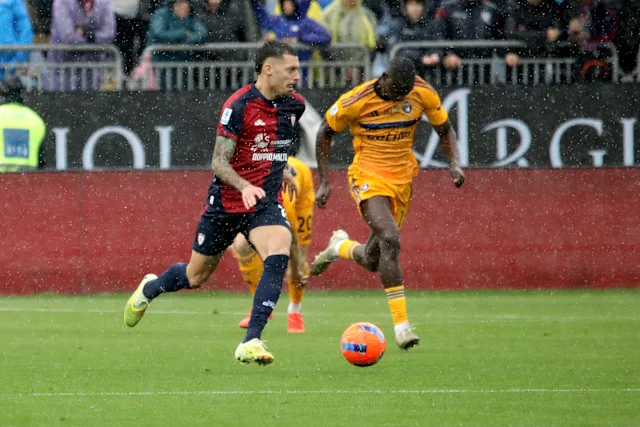 Trận đấu giữa Cagliari và Pisa kết thúc với tỷ số 2-2 đầy kịch tính với hai pha lội ngược dòng: Tramoni ghi bàn từ chấm phạt đền ở phút 45, đánh dấu bàn thắng đầu tiên của anh tại Serie A; Folorunsho gỡ hòa ở phút 59, trở lại ghi bàn sau 580 ngày; sau đó Kilcsoy nâng tỷ số lên 2-1 (cũng là bàn thắng đầu tiên của anh tại Serie A) và Moreo gỡ hòa ở những phút cuối cùng. Watch Cagliari 2-2 Pisa Full Extended Highlights & Goals 2025.12.21, Serie A Highlight, Serie A Full Goals Highlight, Video Cagliari 2-2 Pisa Highlights, Cagliari Full Goals Highlight, Pisa Football Goals Highlights, Latest Football Highlights, Latest Football Full Highlights, Result Football Today 2025-12-21, Kết quả bóng đá hôm nay 2025-12-21, Clip bóng đá Ý, Clip kết quả bóng đá Ý Italia hôm nay