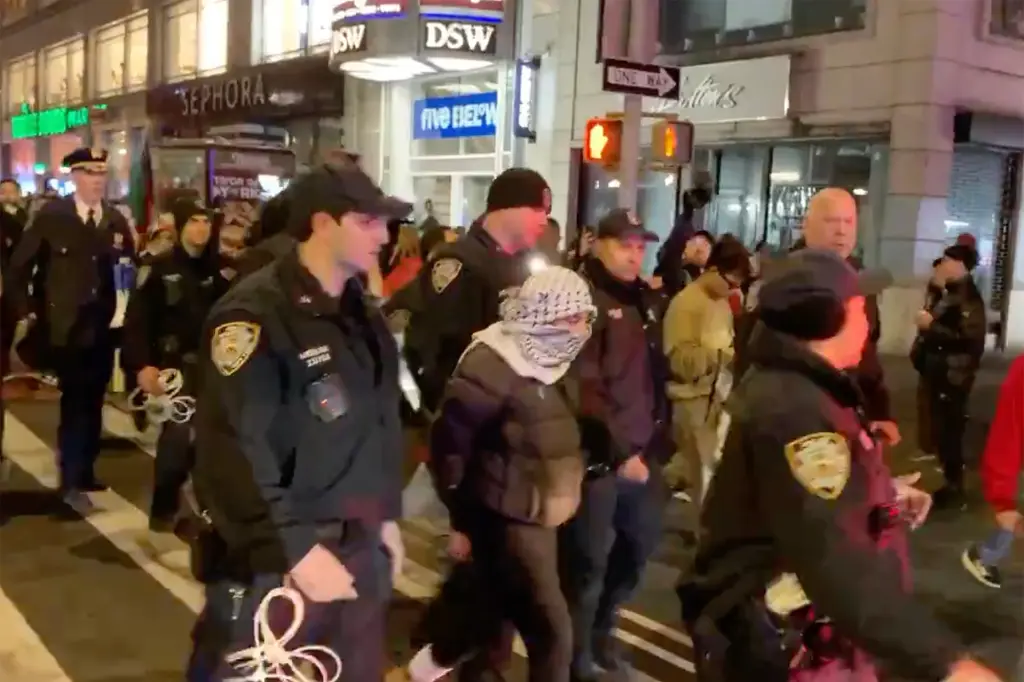 Video Pro-Palestinian protesters chant Christmas is canceled, Video Hundreds of pro-Palestinian protesters converged on Midtown Monday Christmas canceled, Clip Long live the intifada the crowd of about 500 demonstrators yelled, Rockefeller Center Christmas Tree where revelers were enjoying the holiday, Video Shopping Bombs are Dropping, Video St Patricks Cathedral, Video Grand Central Station and Union Square, Video Pro-Palestinian protestors outside of Radio City Music Hall on Dec 25 2023, Hot News Video, Video news hot, Latest today news video, Today news Video, NYNews Post, NYNews, NY News Video