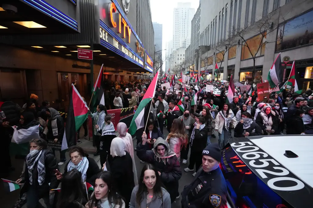 Video Pro-Palestinian protesters chant Christmas is canceled, Video Hundreds of pro-Palestinian protesters converged on Midtown Monday Christmas canceled, Clip Long live the intifada the crowd of about 500 demonstrators yelled, Rockefeller Center Christmas Tree where revelers were enjoying the holiday, Video Shopping Bombs are Dropping, Video St Patricks Cathedral, Video Grand Central Station and Union Square, Video Pro-Palestinian protestors outside of Radio City Music Hall on Dec 25 2023, Hot News Video, Video news hot, Latest today news video, Today news Video, NYNews Post, NYNews, NY News Video