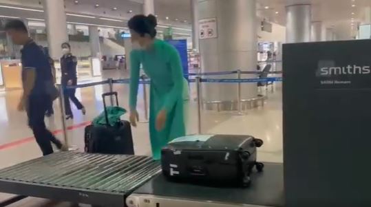 4 tiếp viên hàng không vận chuyển ma túy là ai, Danh tính 4 nữ tiếp viên hàng không vận chuyển ma túy, Thực hư chuyện 4 nữ tiếp viên hàng không vận chuyển ma túy, Clip soi chiếu phát hiện 4 nữ tiếp viên hàng không vận chuyển ma túy, 4 nữ tiếp viên hàng không Airline, Tiếp viên hàng không, Nữ tiếp viên hàng không lộ clip nhạy cảm, Clip gợi cảm nữ tiếp viên hàng không, Nữ tiếp viên hàng không gợi cảm khoe ngực đẹp nóng bỏng, Nữ tiếp viên hàng không gợi cảm khoe vếu khủng, Nữ tiếp viên hàng không lộ clip nóng, Clip tin tức, Tin tức mới nhất Triệu Quân Sự, Tin tức giao thông, Tin tức nóng 24h trong ngày, Tin tức mới nhất về siêu lừa 9X, Nguyễn Thanh Thuỷ, Võ Tú Quỳnh, Trần Thị Thu Ngân, Đặng Phương Vân